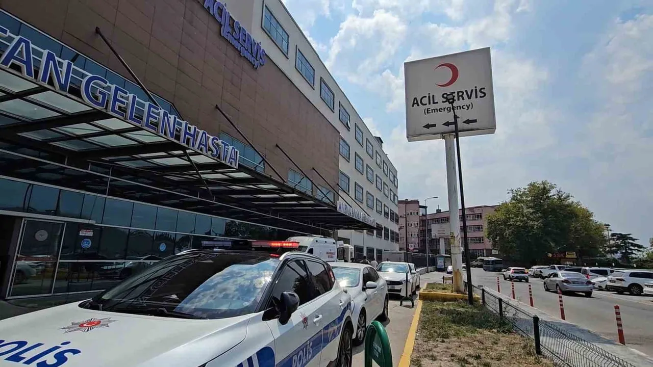 ZONGULDAK'IN KİLİMLİ İLÇESİNDE BİR EVİN ÇATISINA KİREMİT TAŞINIRKEN HALATI KOPAN YÜK ASANSÖRÜ 3....