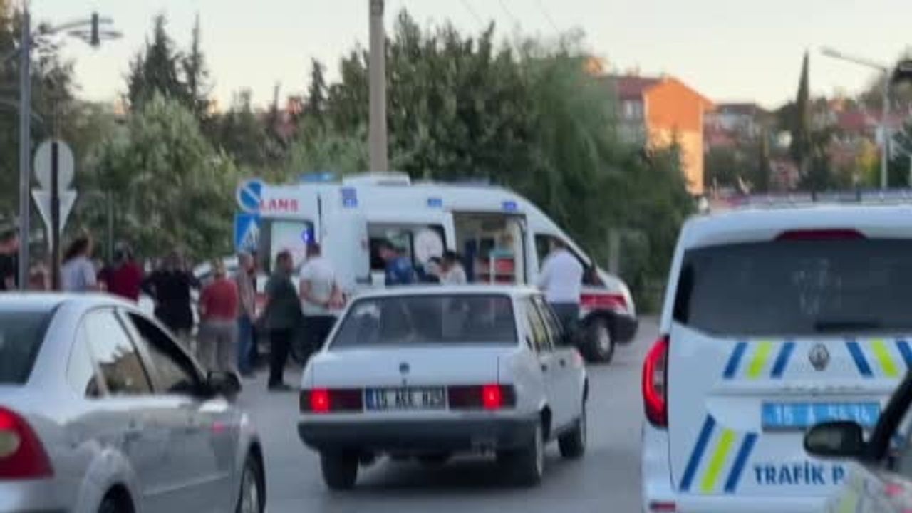 Burdur'da hafif ticari araç ile motosiklet çarpıştı: 1'i ağır 2 yaralı