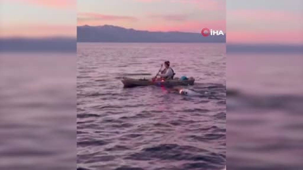 Kilo vermek amacıyla 50 yaşında yüzmeye başlayan Ragıp Vural Tandoğan, açık su yüzücülüğünde...
