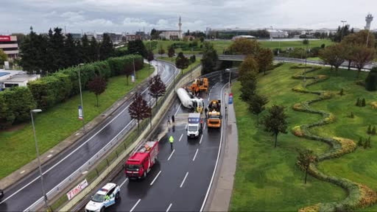 Bakırköy’de devrilen LNG yüklü tanker 5 saatte kaldırıldı