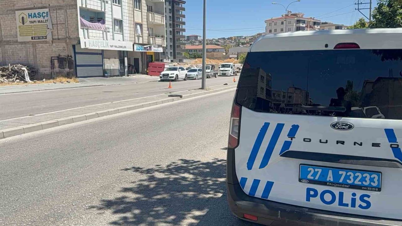 POLİS EKİPLERİ OLAYLA İLGİLİ İNCELEME VE KAÇAN SALDIRGAN KOCANIN YAKALANMASI İÇİN ÇALIŞMA...