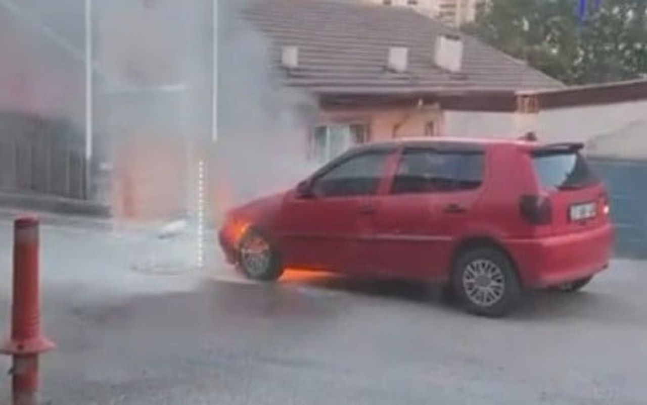 KARABÜK’TE PARK HALİNDEYKEN ALEV ALAN OTOMOBİL, İTFAİYE EKİPLERİNCE SÖNDÜRÜLDÜ.