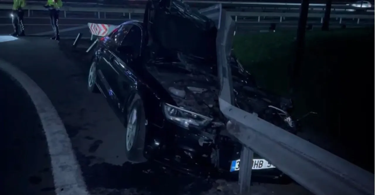 BAHÇELİEVLER’DE VİRAJI ALAMAYAN OTOMOBİL BARİYERE ÇARPTI : 1 YARALI