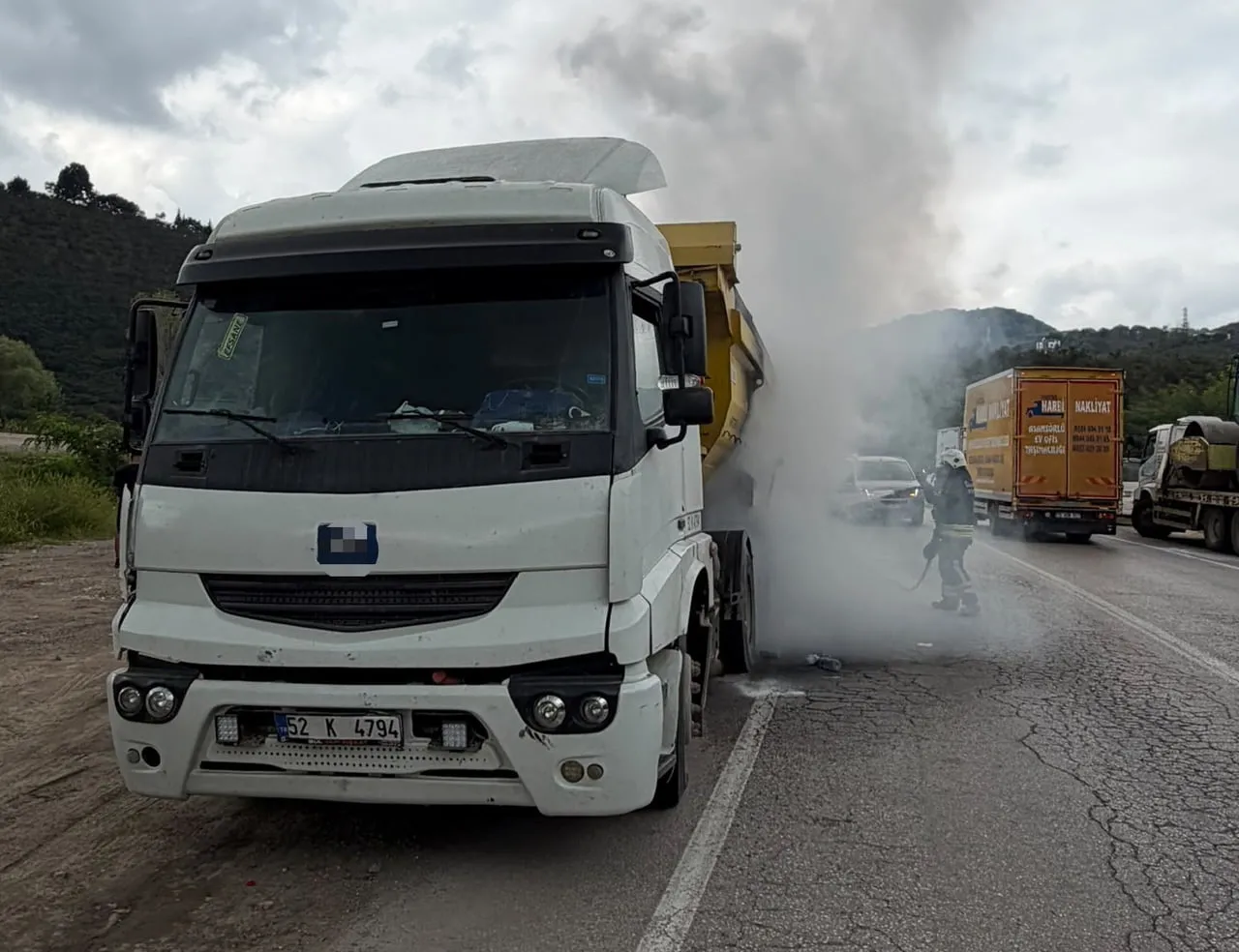 ORDU'DA SEYİR HALİNDEKİ HAFRİYAT KAMYONUNUN LASTİK KISMINDA BAŞLAYAN VE DORSEYE DE SIÇRAYAN...