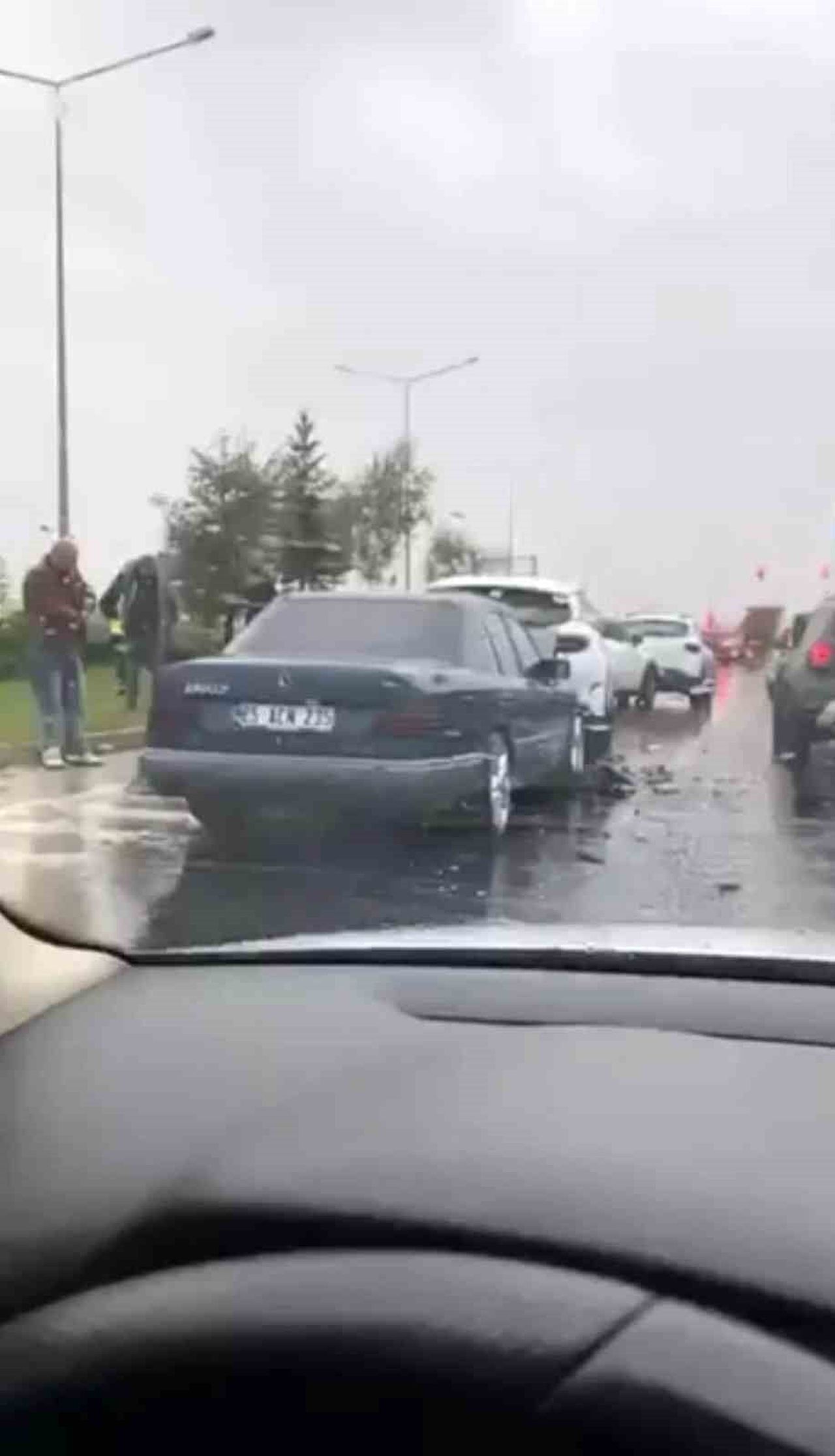 ERZURUM ŞEHİR MERKEZİ İLE DADAŞKENT YOLU ÜZERİNDE YAĞMUR NEDENİYLE KAYGANLAŞAN YOLDA 5 ARACIN...