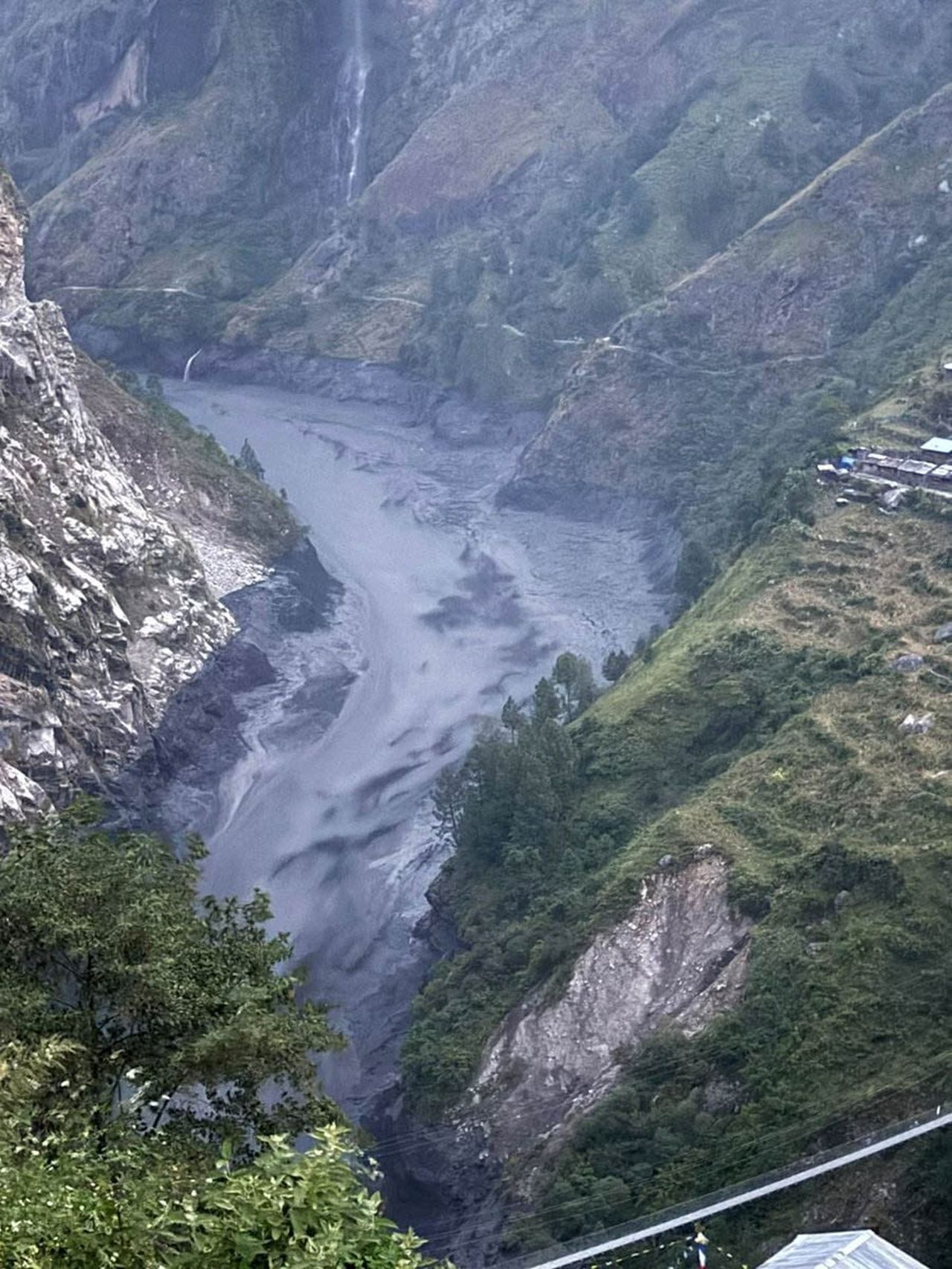 NEPAL’İN GORKHA BÖLGESİNDE MEYDANA GELEN SEL SONUCU 100'DEN FAZLA YABANCI DAĞCI MANASLU YÜRÜYÜŞ...