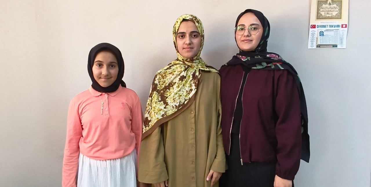 MERSİN'DE AYNI AİLEDEN ÜÇ KIZ KARDEŞİN HAFIZLIK YOLCULUĞU ÖRNEK OLDU.