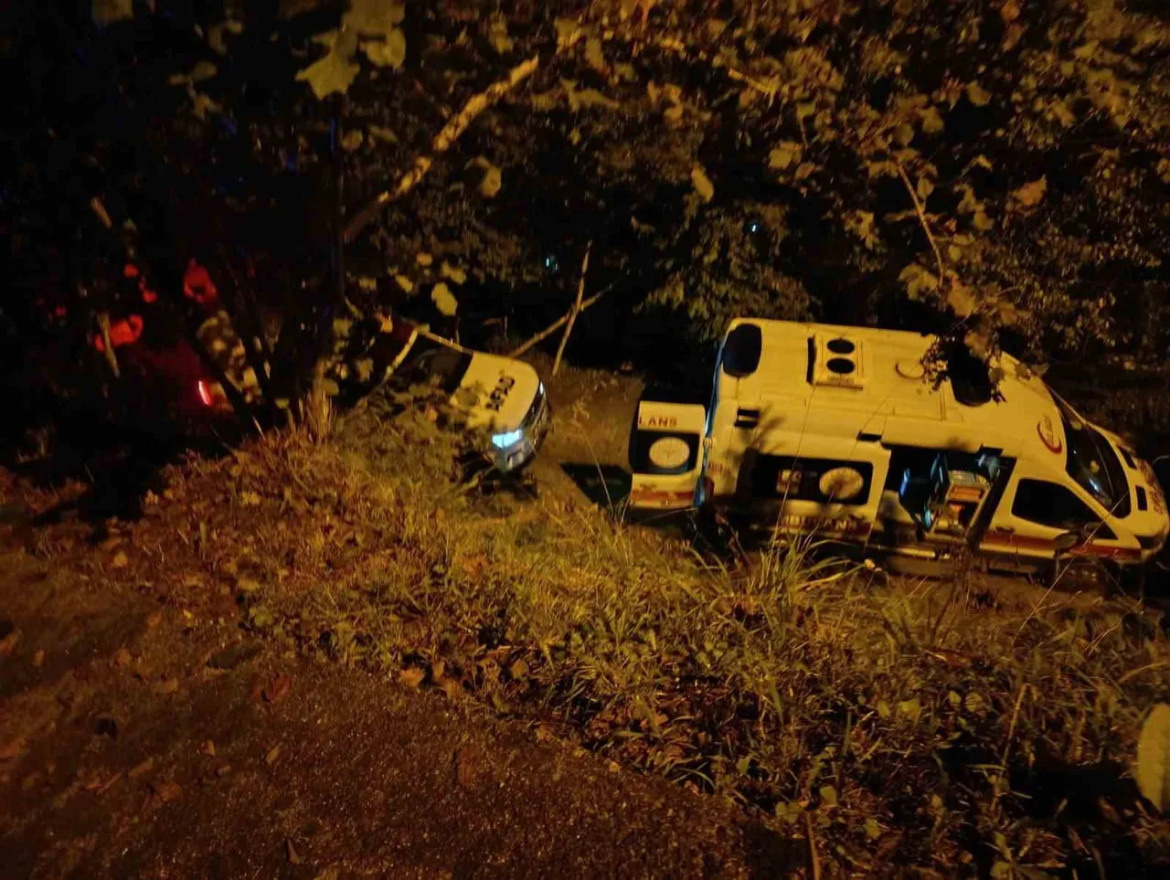RİZE’NİN ÇAYELİ İLÇESİNDE KAYARAK UÇURUMA YUVARLANAN ARAÇTA BULUNAN 2 KİŞİ HAYATINI KAYBETTİ, 1...