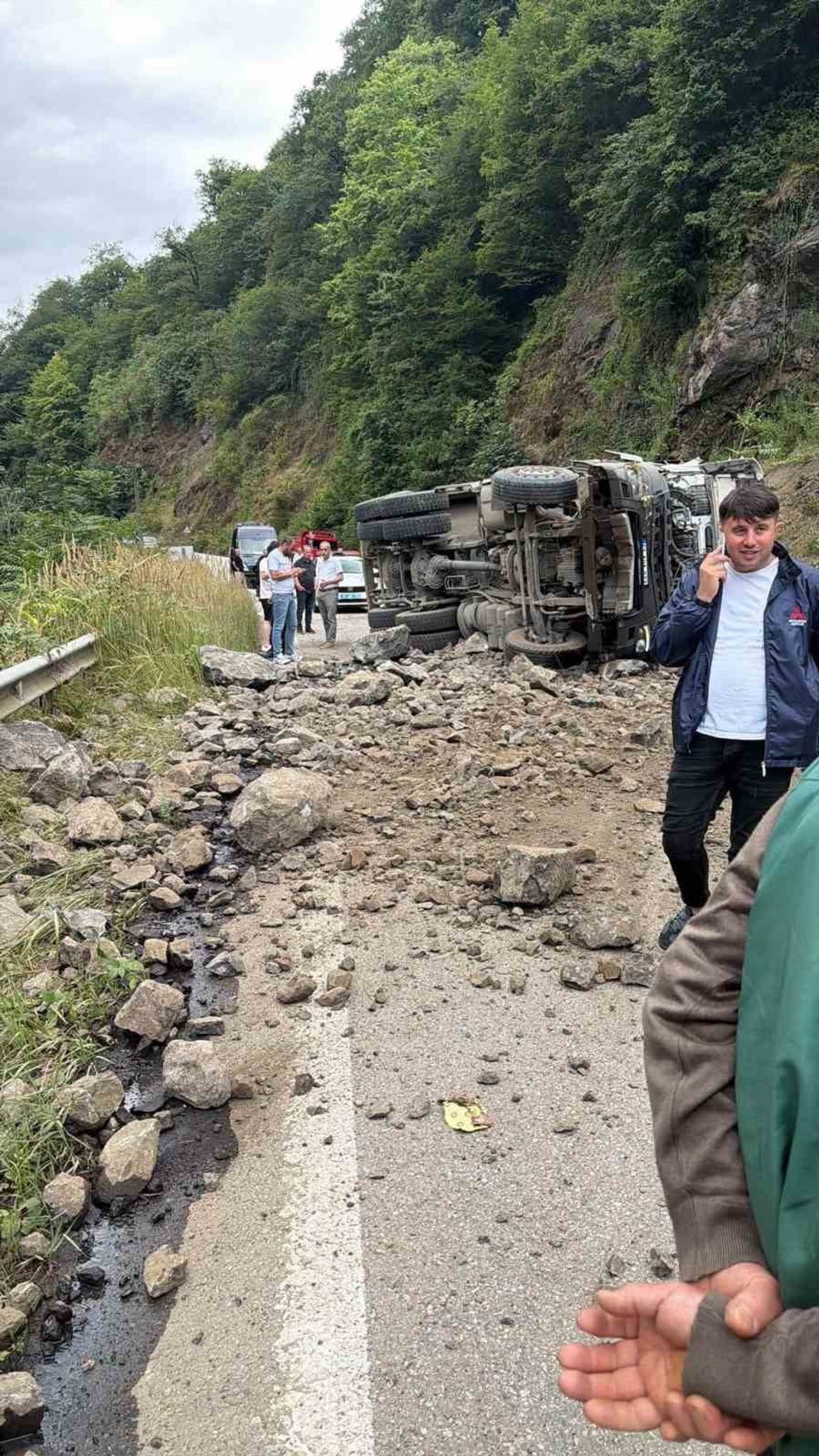 TRABZON'UN TONYA İLÇESİNDE MEYDANA GELEN TRAFİK KAZASINDA BİR HAFRİYAT KAMYONU YOLA DEVRİLDİ...
