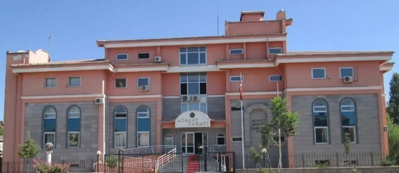 ADIYAMAN’IN GÖLBAŞI İLÇESİNDE ÇEŞİTLİ SUÇLARDAN ARANAN KADIN ŞAHIS YAKALANARAK...