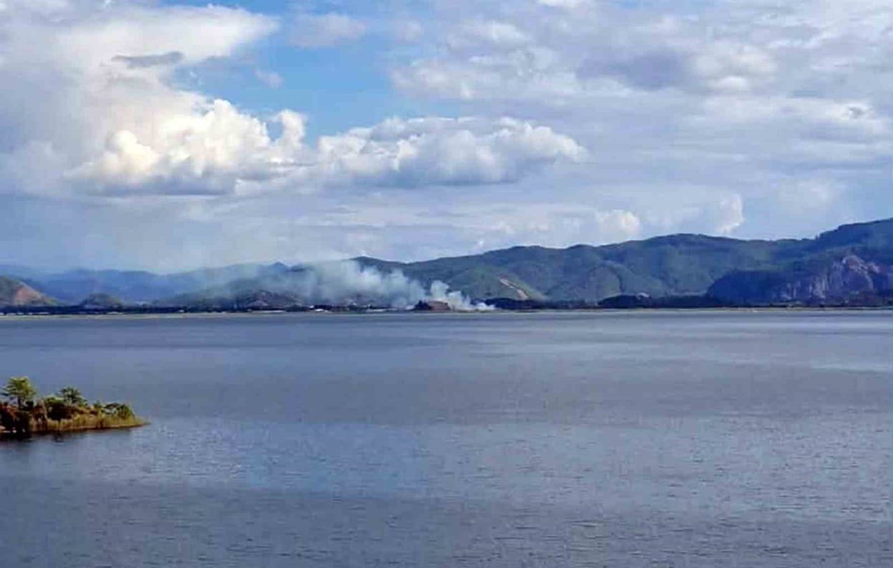 MUĞLA’NIN KÖYCEĞİZ VE ORTACA İLÇELERİ ARASINDA KALAN SAZLIK ALANDA ÇIKAN YANGIN, EKİPLERİN...