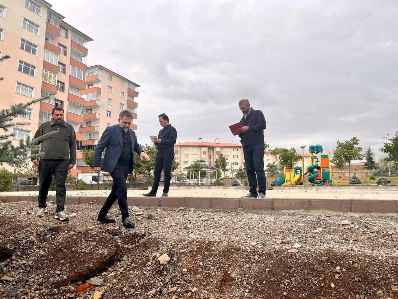 YAKUTİYE BELEDİYE BAŞKANI MAHMUT UÇAR, İLÇEDE YÜRÜTÜLEN SOSYAL ALAN ÇALIŞMALARINI SAHADA...