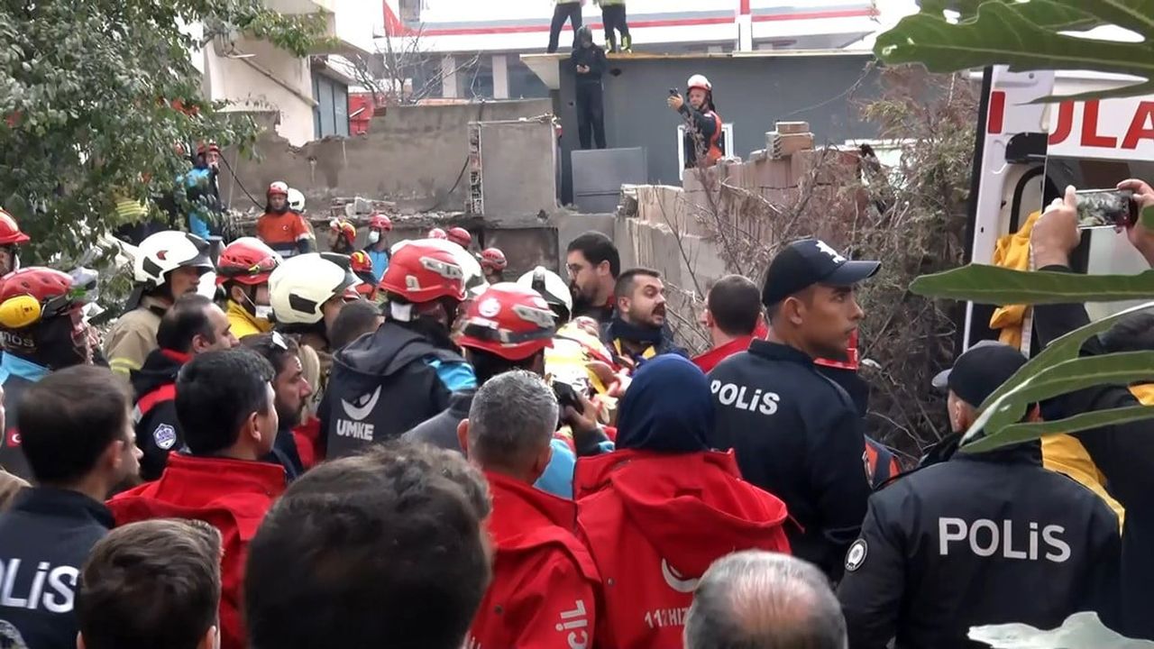 ŞU ANA KADAR ENKAZDAN 5 VATANDAŞ SAĞ OLARAK ÇIKARILDI