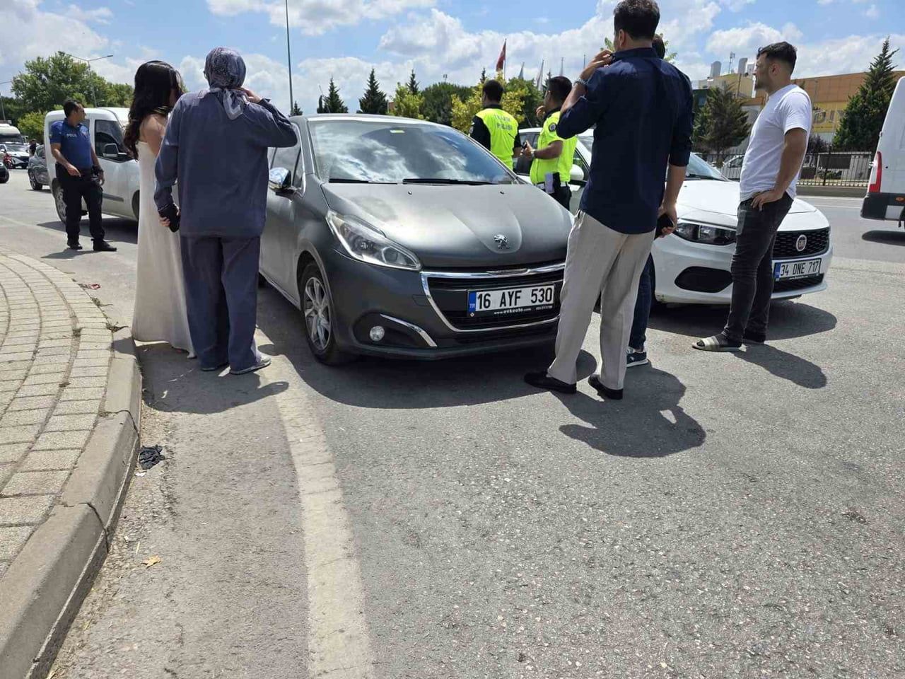 BURSA'NIN İNEGÖL İLÇESİNDE MEYDANA GELEN KAZADA OTOMOBİL İLE ÇARPIŞAN MOTOSİKLETTEKİ 2 KİŞİ...