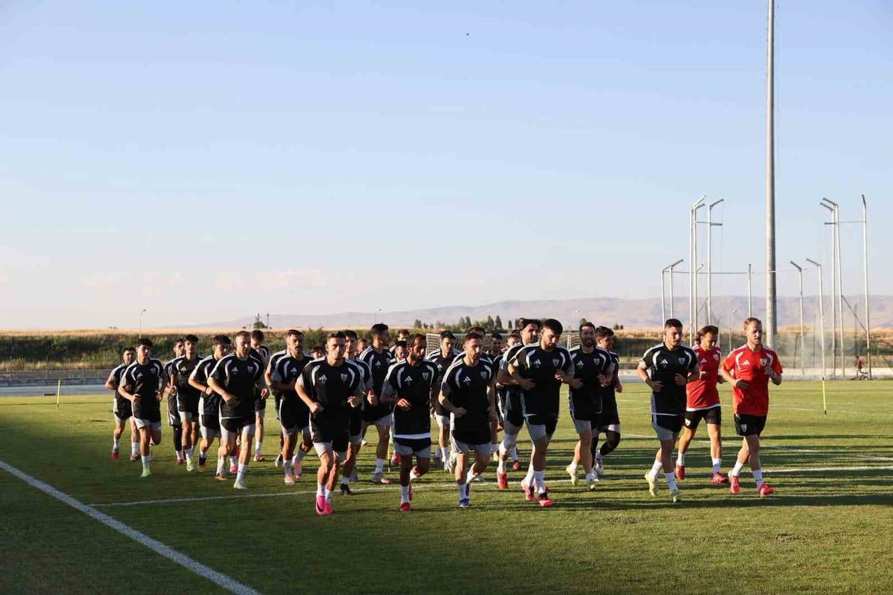TFF 2. LİG BEYAZ GRUP'TA MÜCADELE EDECEK OLAN MUŞSPOR, 2026-2027 SEZONUNUN İLK ANTRENMANINI...