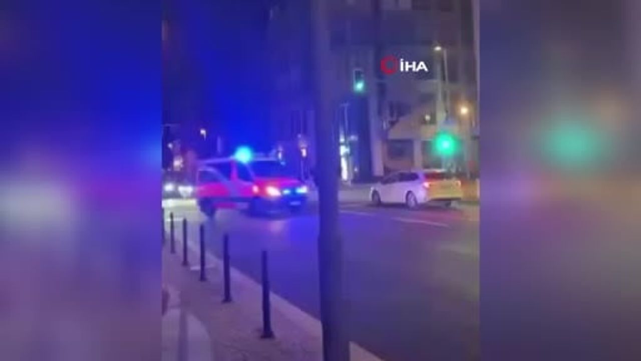 Almanya’nın başkenti Berlin’de dün akşam düzenlenen LGBT etkinliği sırasında bir aracın kalabalığa...