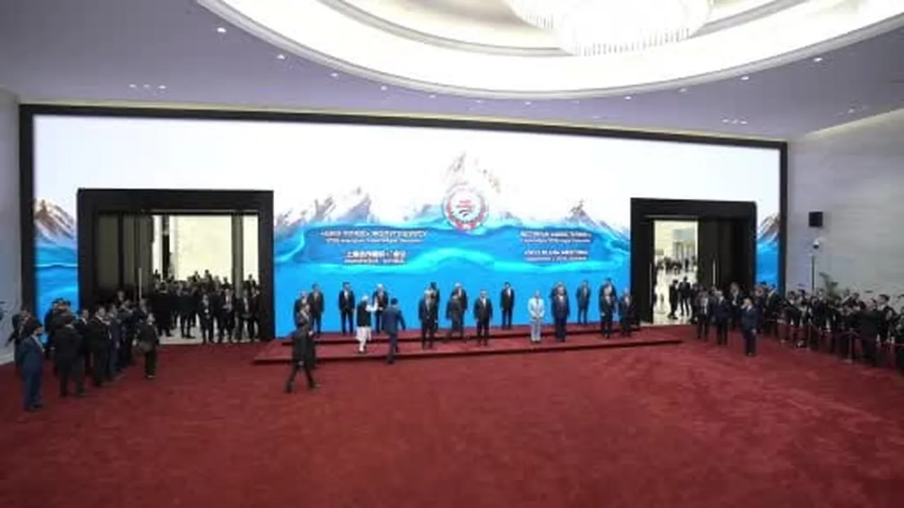 Cumhurbaşkanı Erdoğan, ŞİÖ Zirvesi'nde Aile Fotoğrafına Katıldı