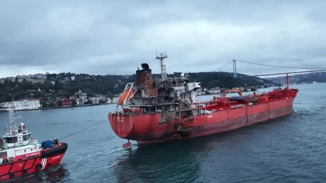 Karadeniz'de dron saldırısına uğrayan tankerin geçişi nedeniyle İstanbul Boğazı trafiğe...