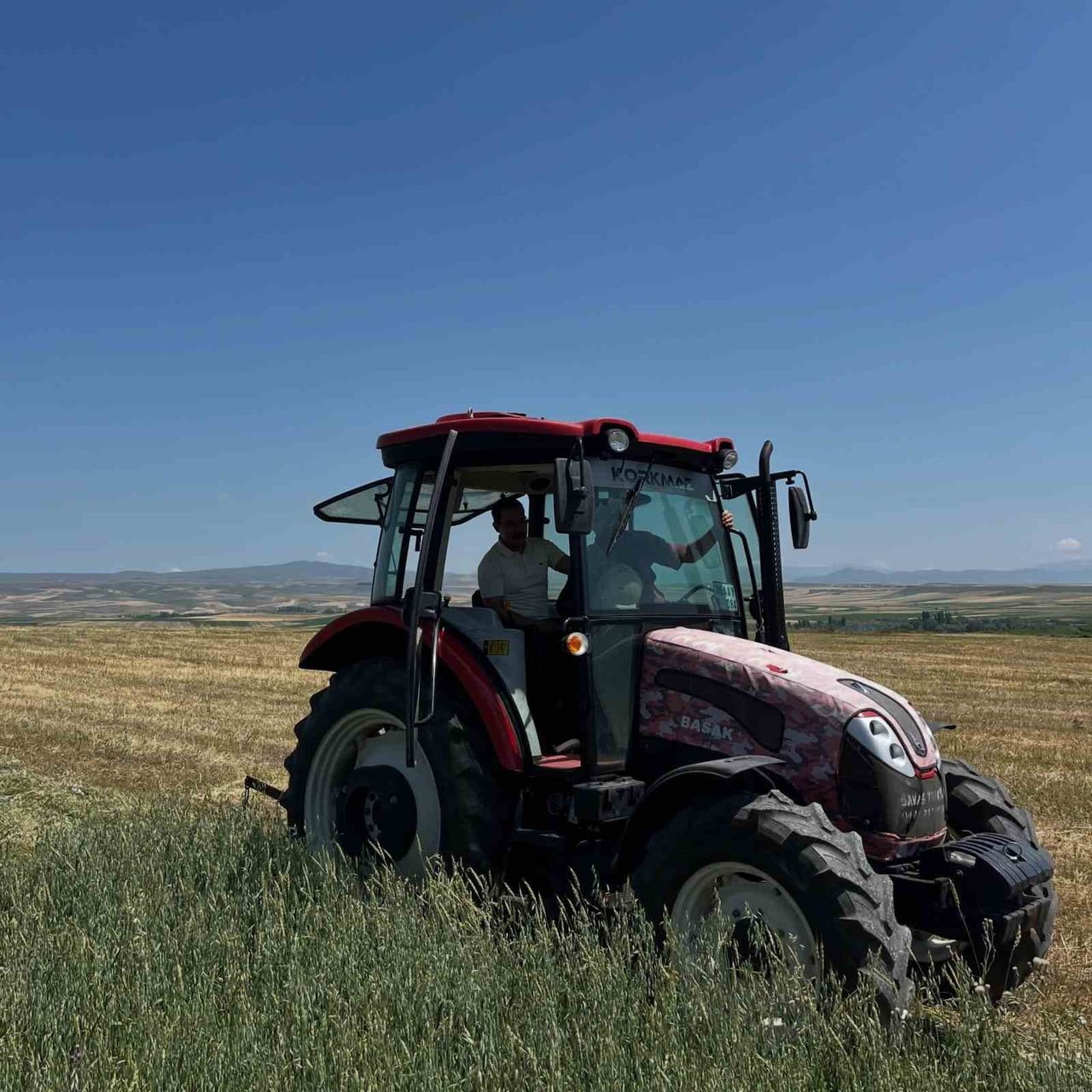 AKYAKA KAYMAKAMI İSMAİL DEMİRTAŞ ÇİFTÇİLERLE HASAT YAPTI(KARS-İHA)