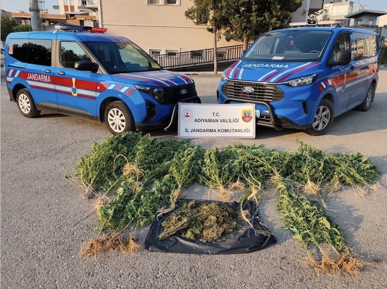 ADIYAMAN’IN KAHTA İLÇESİNDE JANDARMA EKİPLERİNCE DÜZENLENEN OPERASYONDA 1,5 KİLOGRAM KUBAR ESRAR...