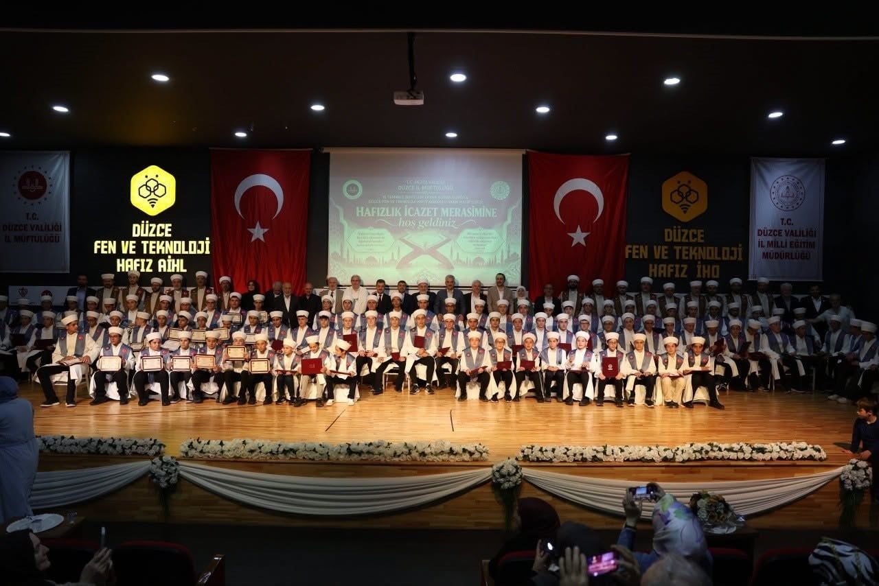 DÜZCE İL MÜFTÜLÜĞÜ TARAFINDAN DÜZENLENEN HAFIZLIK İCAZET MERASİMİ’NDE, 15 TEMMUZ ŞEHİTLERİ ERKEK...