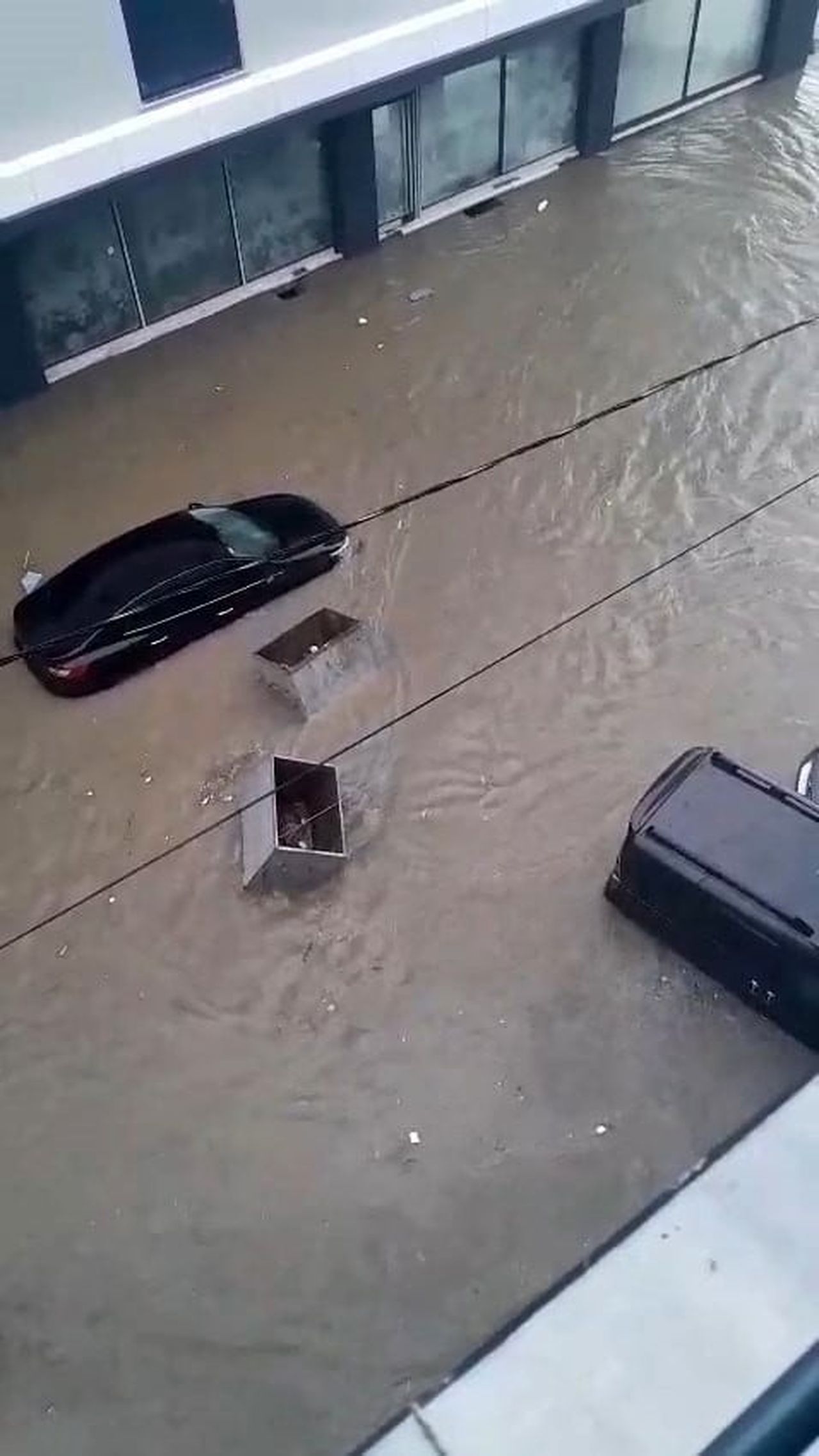 ARDIÇLI MAHALLESİ YOLUNU SU BASTI, ARAÇLAR MAHSUR KALDI.