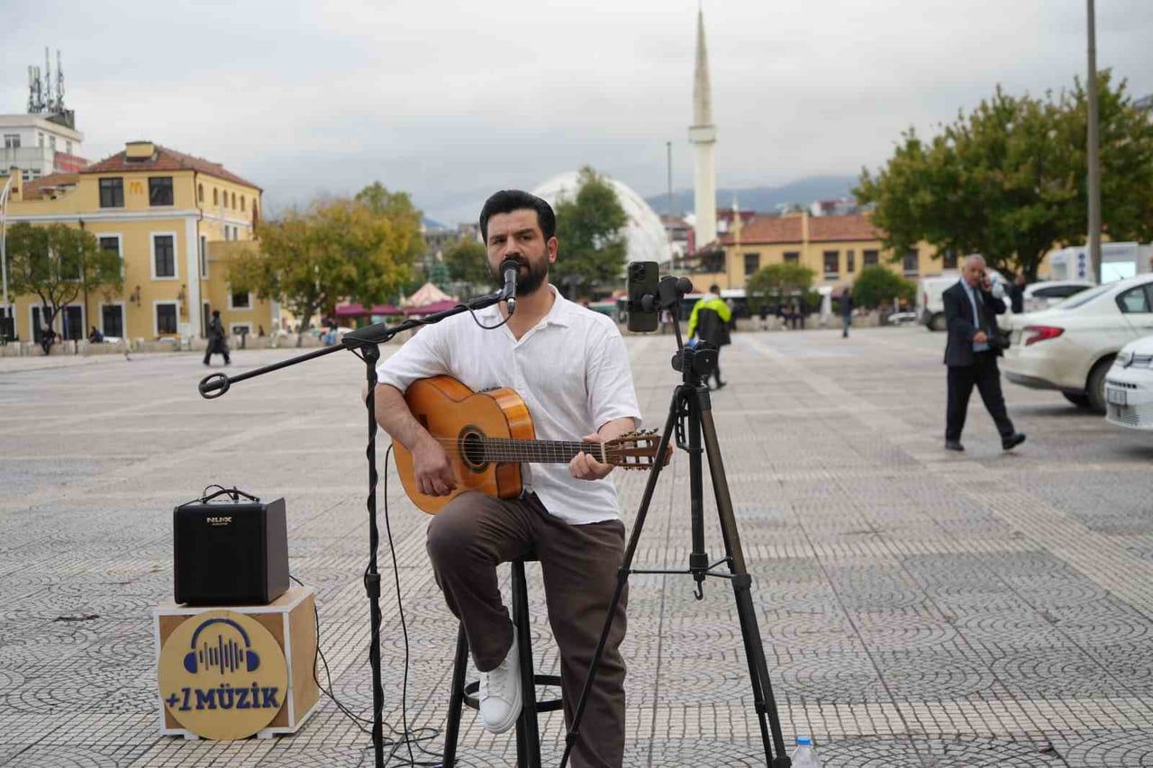 SAMSUN’DA SOKAKLARDA ŞARKI SÖYLEYEREK GEÇİMİNİ SAĞLAYAN MÜZİSYEN SADIK KELEŞ (37), CUMHURİYET...