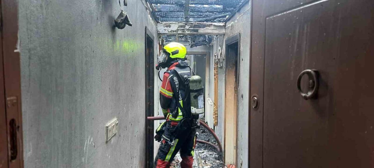GÖNEN'DE 2 KATLI EVDE ÇIKAN YANGINDA HASAR MEYDANA GELDİ