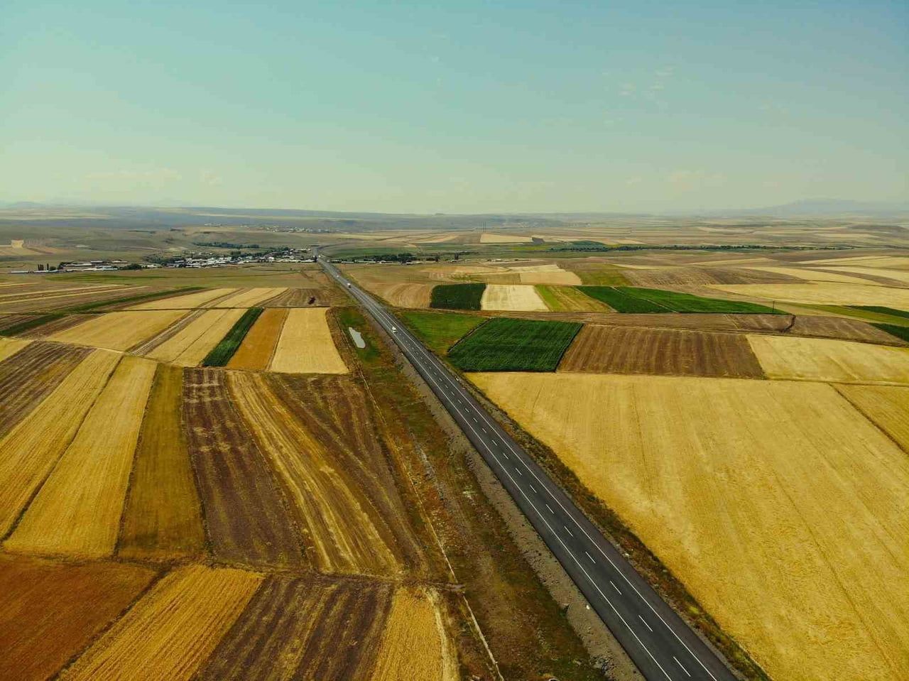 KARS'TA HASADI YAPILAN VE EKİLİ DURUMDA BULUNAN TARIM ARAZİLERİ, HAVADAN GÖRÜNTÜLENDİ.