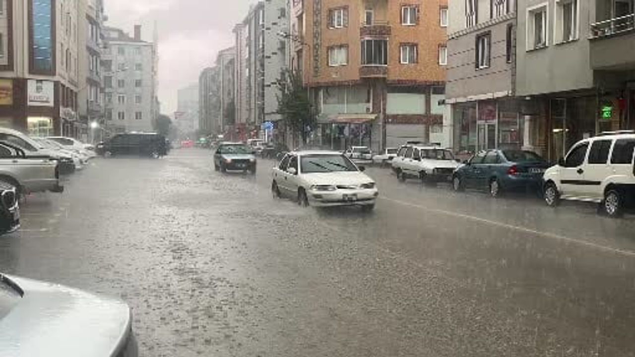 Çorum’da sağanak yağışla birlikte sokaklar göle döndü