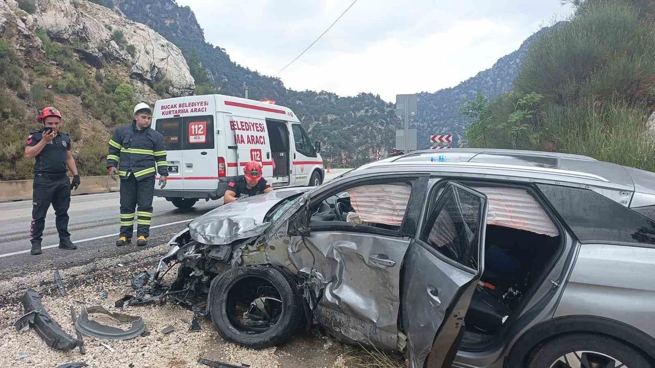 ISPARTA-ANTALYA KARA YOLU BURDUR'UN AĞLASUN İLÇESİNDE OTOMOBİL İLE PİKABIN ÇARPIŞMASI SONUCU...