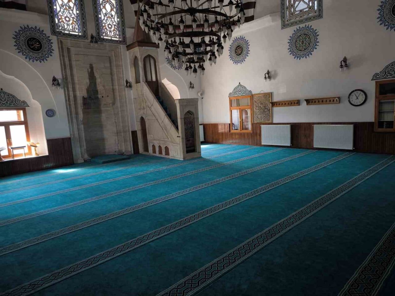 SİVAS VAKIFLAR BÖLGE MÜDÜRLÜĞÜ, HAYIR ŞARTI KAPSAMINDA BİR CAMİNİN HALILARINI YENİLEDİ.
