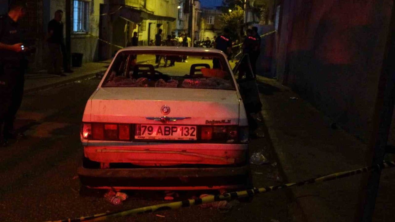 KİLİS'TE HUSUMETLİ AİLELERİN KAVGASINDA OTOMOBİL DEHŞETİ: 2 YARALI