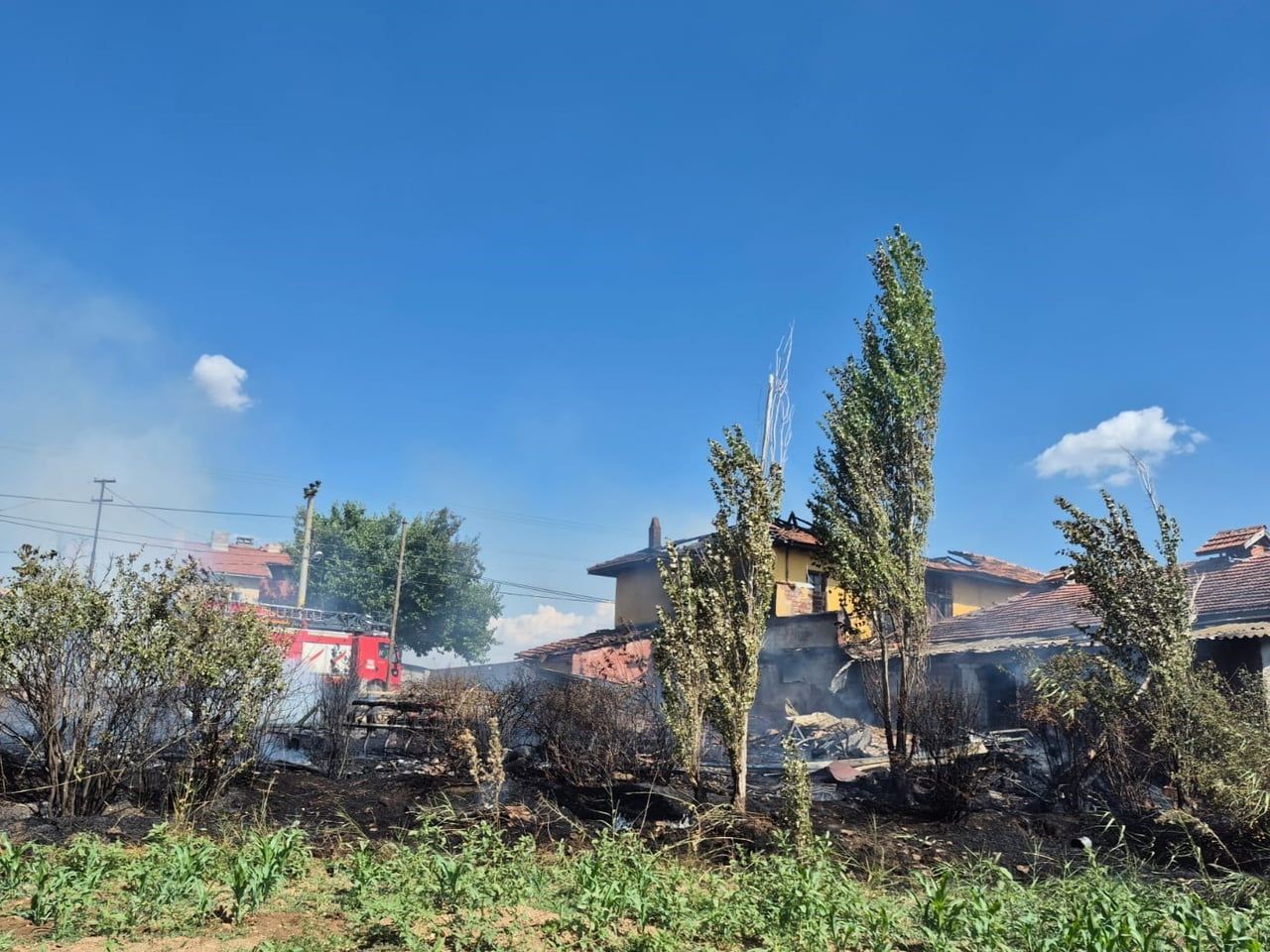 UŞAK’IN BANAZ İLÇESİNDE BİR EVDE ÇIKAN YANGIN, EKİPLERİN MÜDAHALESİYLE KONTROL ALTINA ALINDI....