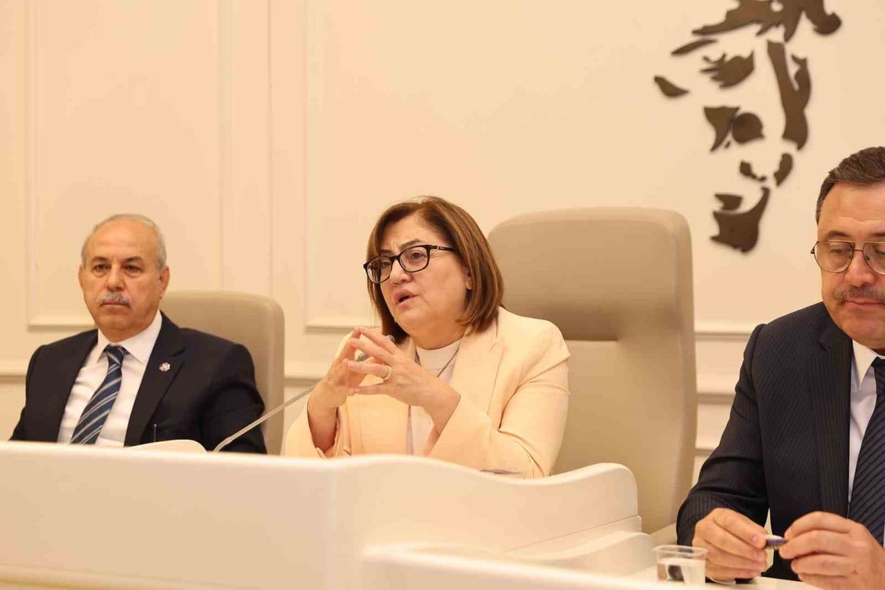 GAZİANTEP BÜYÜKŞEHİR BELEDİYE BAŞKANI FATMA ŞAHİN, ŞEHİTKAMİL İLÇESİNDE GÖREV YAPAN MAHALLE...