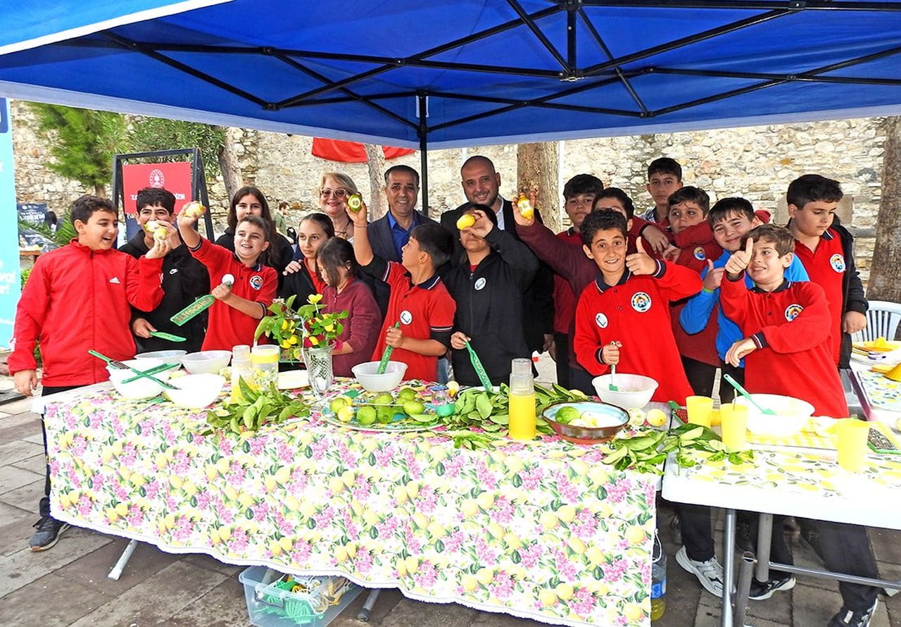 TÜRKİYE KÜLTÜR YOLU FESTİVALİ KAPSAMINDA ÇEŞME KALESİ'NDE GERÇEKLEŞTİRİLEN ÇEŞME LİMONU VE...