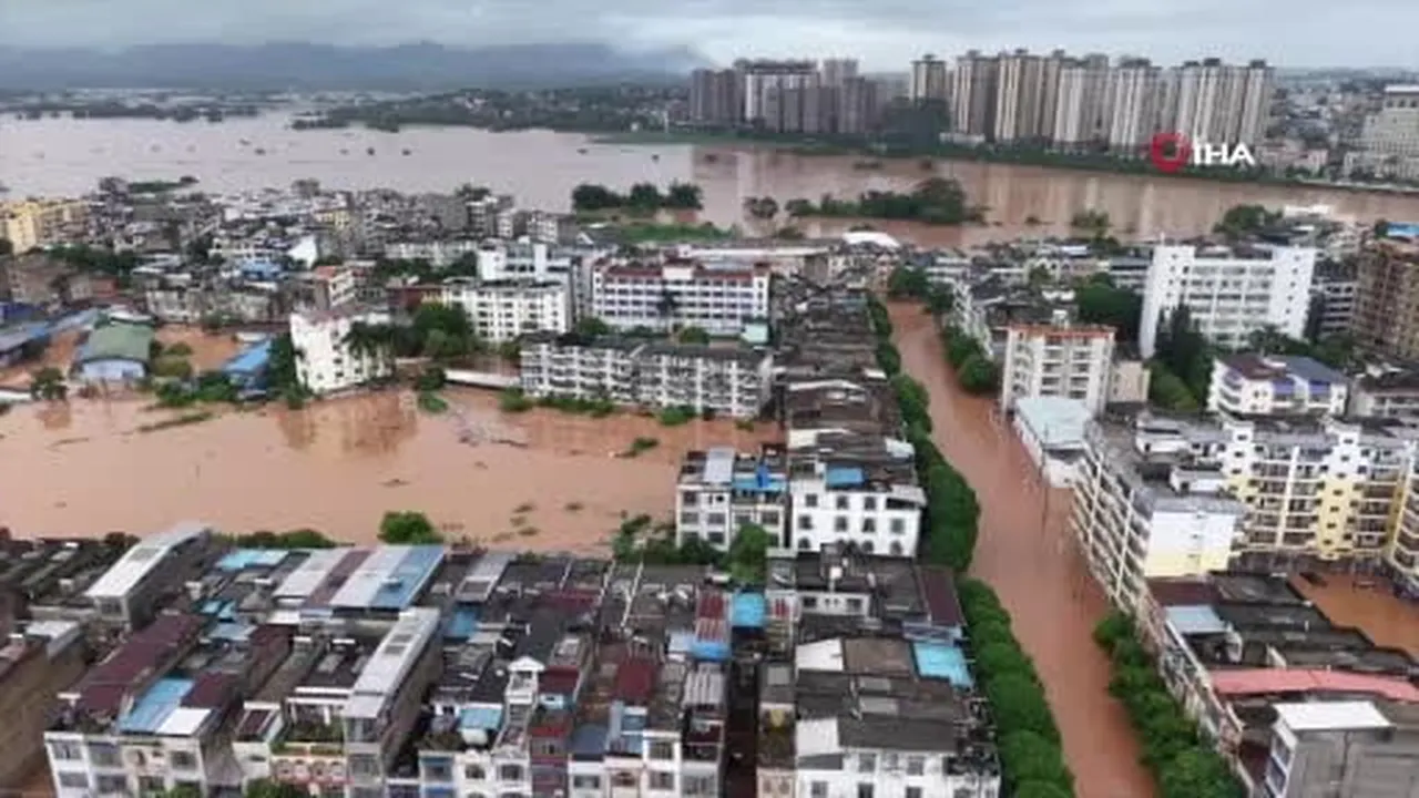 Çin’in Guangxi Zhuang Özerk Bölgesi ile Vietnam’da etkili olan Narra Tayfunu’nun yol açtığı sel ve...
