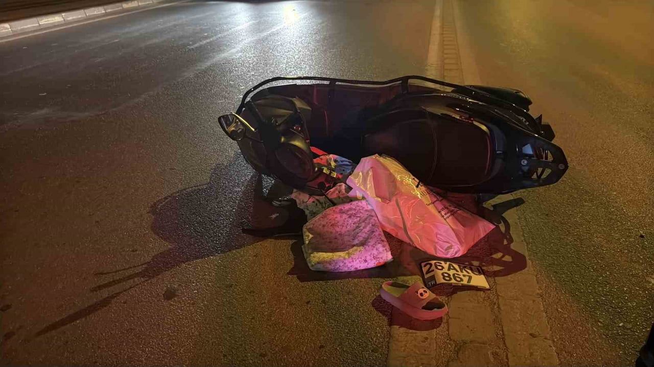 ESKİŞEHİR'DE OTOMOBİL İLE MOTOSİKLETİN ÇARPIŞMASI SONUCU MEYDANA GELEN TRAFİK KAZASINDA...