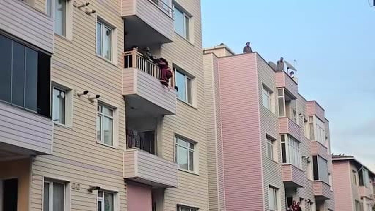 Beylikdüzü’nde balkonda intihar girişiminde bulunan kişiyi ailesi engelledi... Korku dolu anlar...