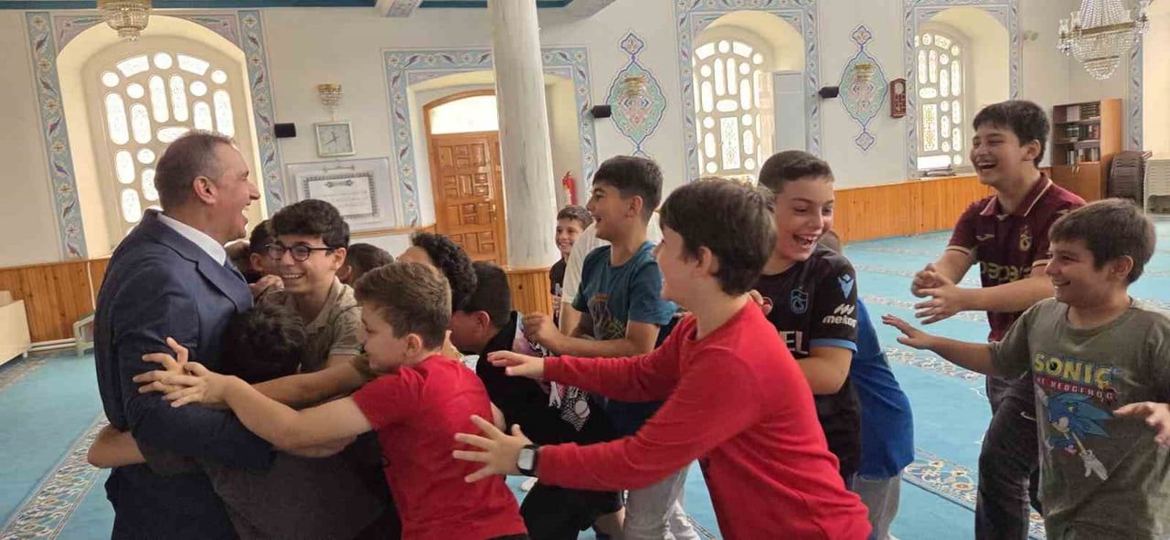 AK PARTİ YOMRA İLÇE BAŞKANI AYDOĞAN İSKENDER’İN CAMİYE FORMALAR İLE GELİŞİNDE MİNİKLER BÜYÜK...