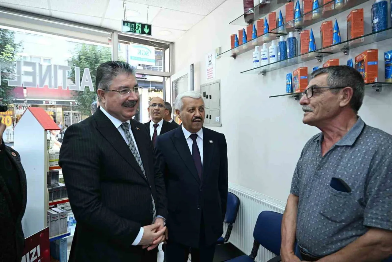 ESKİŞEHİR VALİSİ DR. ERDİNÇ YILMAZ, ESNAFI ZİYARET EDEREK HEM İŞLETMECİLER HEM DE VATANDAŞLARLA...