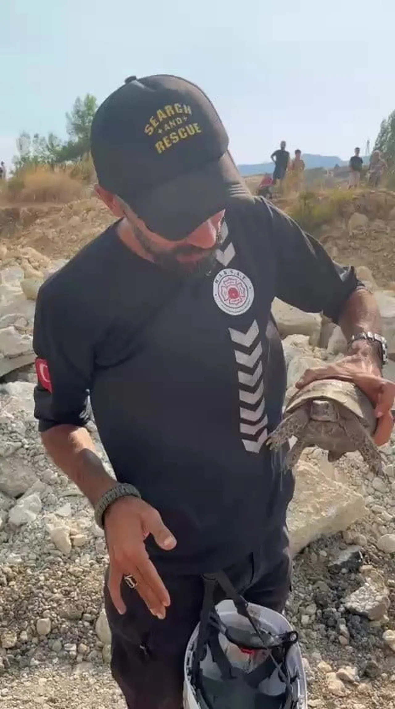EKİPLERİN KAPLUMBAĞAYI KURTARMASI