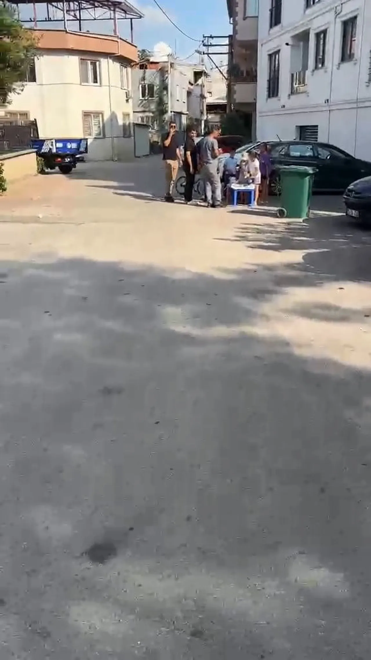 BURSA’DA KENDİ İMKANLARIYLA EVDE HAZIRLADIKLARI LİMONATALARI SATARAK HARÇLIKLARINI ÇIKARMAYA...