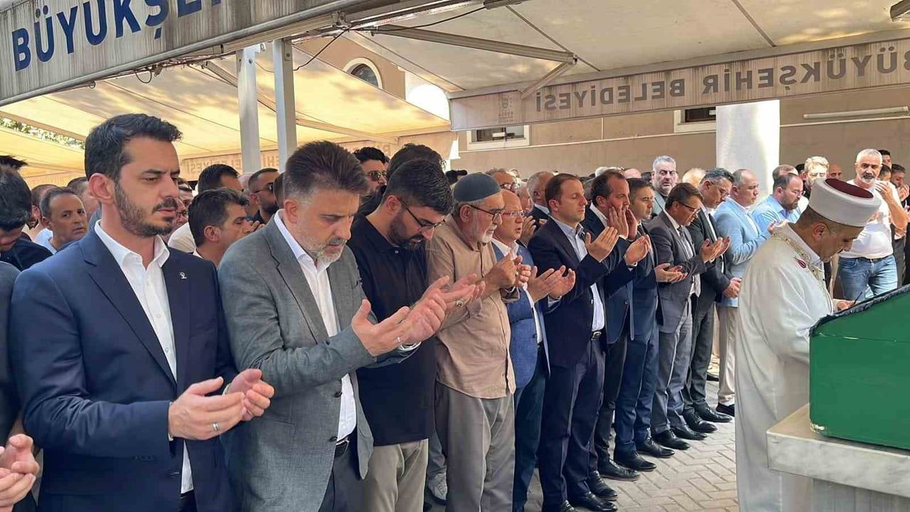 BURSA'DA DÜN DİREKSİYON HAKİMİYETİNİ KAYBEDEREK REFÜJE ÇARPAN, TEDAVİ GÖRDÜĞÜ HASTANEDE HAYATINI...
