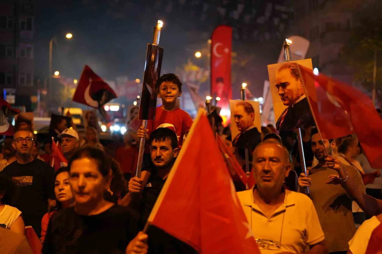 YÜZLERCE KARTALLI’NIN KATILDIĞI FENER ALAYINDA CADDE VE MEYDANLAR TÜRK BAYRAKLARIYLA DONATILIRKEN...