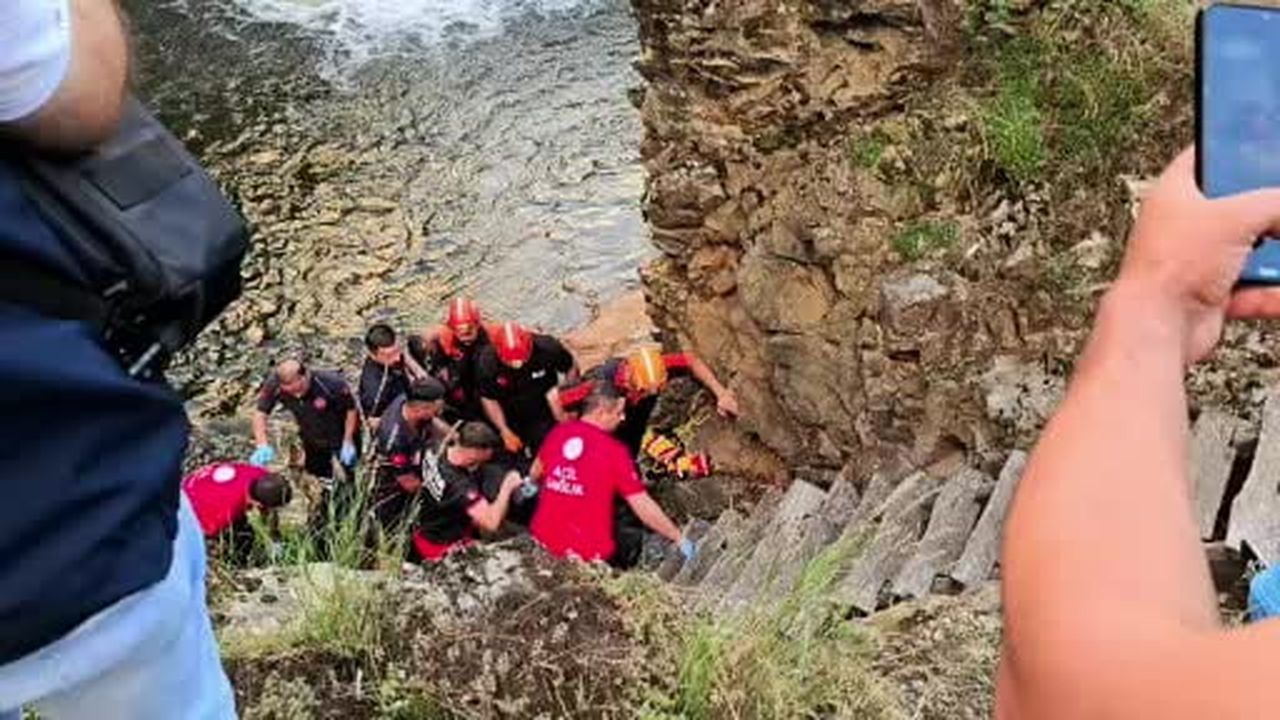 Serinlemek için şelaleye giren iki kardeş boğuldu
