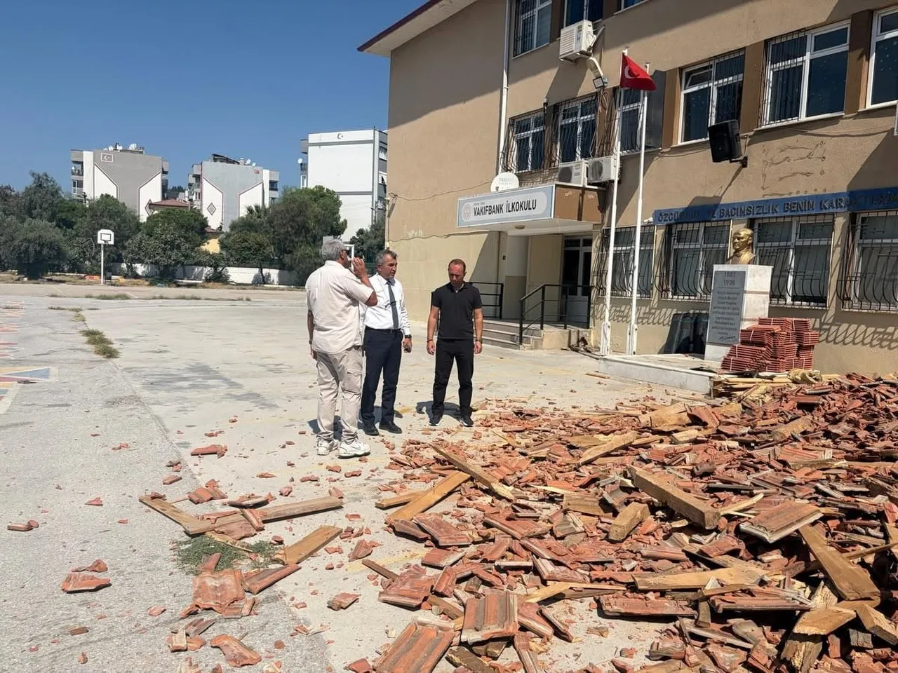 AYDIN'IN SÖKE İLÇESİNDE OKULLARIN YENİ EĞİTİM YILINA HAZIRLANMASI İÇİN BAKIM VE ONARIM ÇALIŞMALARI...