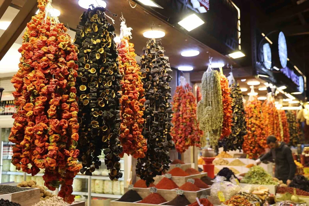 ELAZIĞ’DA KIŞ AYLARININ VAZGEÇİLMEZ LEZZETİ OLAN YENİ MAHSUL KURUTMALIKLAR TEZGAHLARDAKİ YERİNİ...