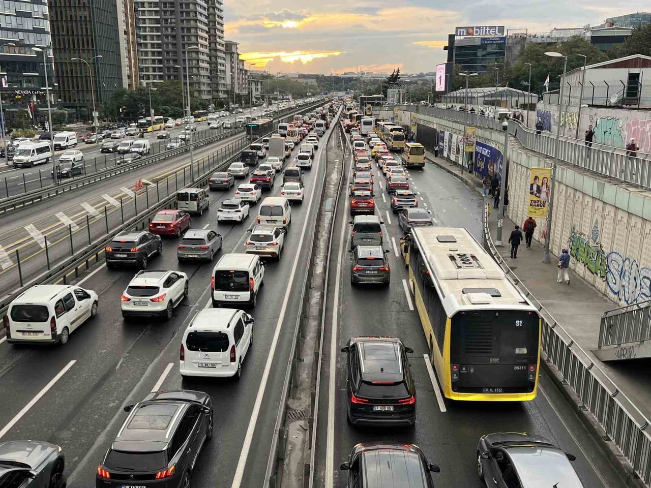 İSTANBUL’DA AKŞAM SAATLERİNDE TRAFİK YOĞUNLUĞU YAĞIŞIN DA ETKİSİYLE YÜZDE 78’E...