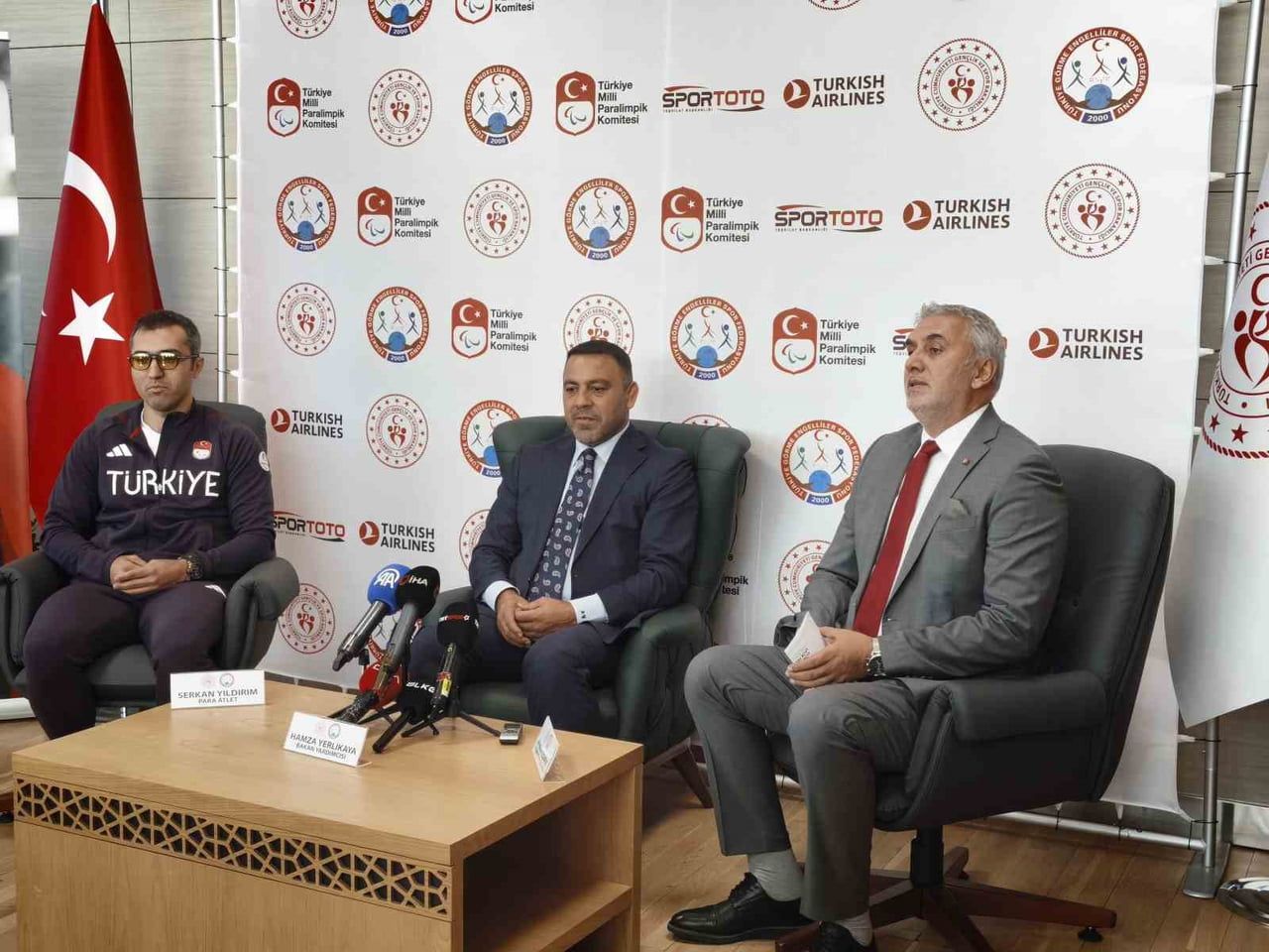 GENÇLİK VE SPOR BAKAN YARDIMCISI HAMZA YERLİKAYA (ORTADA), MİLLİ PARA ATLET SERKAN YILDIRIM...